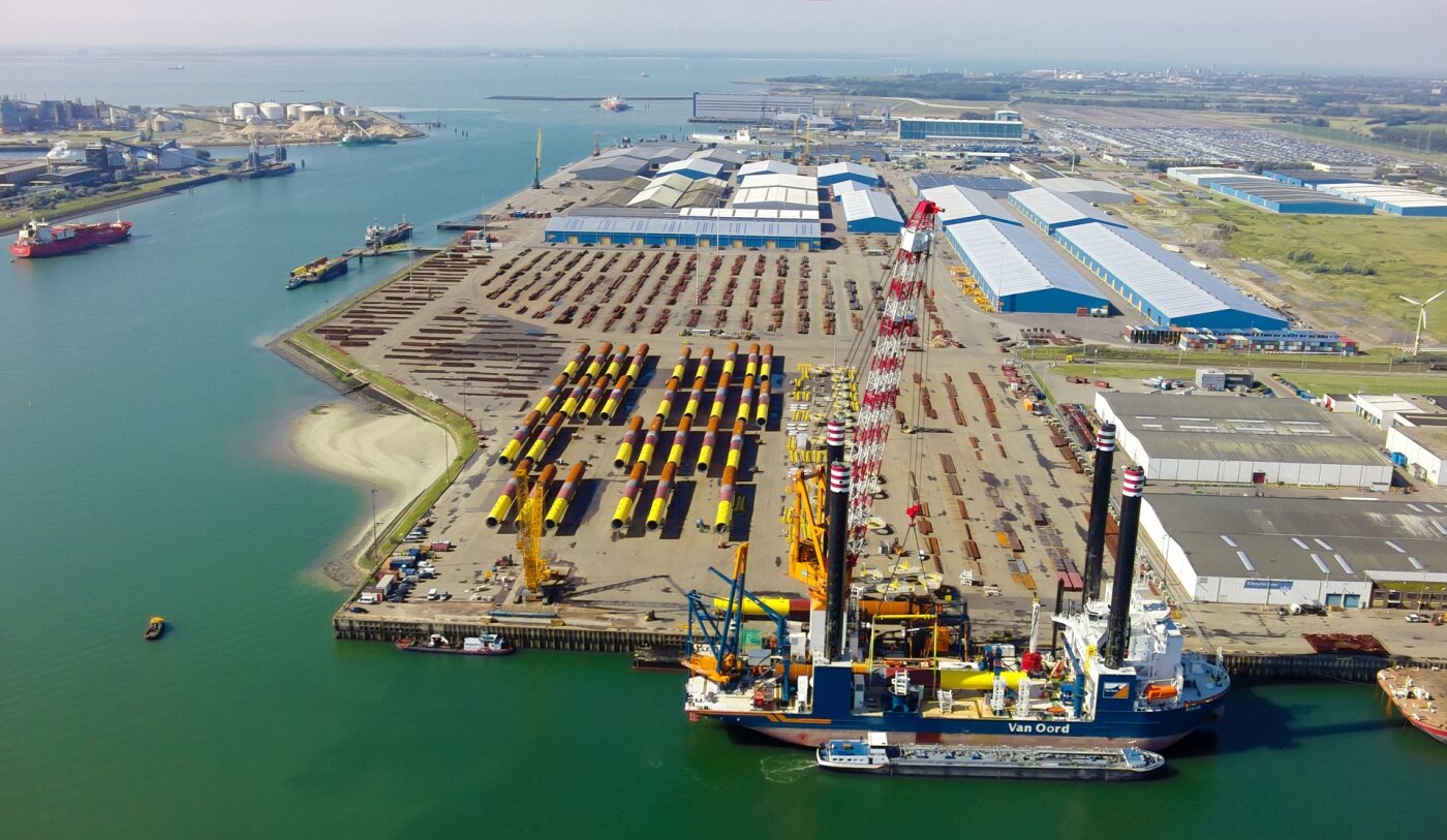 Offshore wind marshalling yard with installation vessel and heavy-lift equipment
